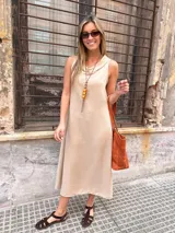 Vestido largo camel de mezcla de lino con caída fluida, cuello volcado y diseño sin mangas de silueta holgada.