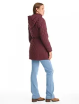 Campera capitoneada de corte clásico, con cuello alto, capucha desmontable y cierre frontal con broches a presión dorados. Presenta cordón de ajuste en la cintura con terminales metálicas y bolsillos frontales con broche.