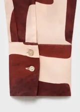 Camisa de viscosa fluida con estampado geométrico en tonos marrón y beige, cuello camisero, manga larga y cierre frontal con botones.