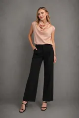 Blusa sin mangas de satén color rosa blush, con escote drapeado y caída fluida.