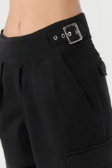 Pantalón cargo color beige de gabardina de algodón, con corte slouchy, fit amplio, cintura cruzada con cinturón integrado y bolsillos laterales con solapa.