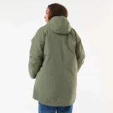 Parka de color verde militar con acabado repelente al agua, diseño de corte holgado, capucha integrada y forro interior de efecto borreguito. Cuenta con cierre frontal de cremallera y botones a presión, además de bolsillos frontales con solapa.