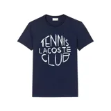 Remera Lacoste de manga corta y cuello redondo, color azul marino. Presenta un estampado frontal circular con el texto 'TENNIS LACOSTE CLUB' en color blanco.