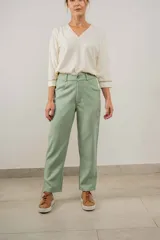Pantalón verde con corte recto, bolsillos laterales y cintura alta.