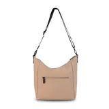 Cartera bandolera gris de formato amplio, con correa larga regulable y desmontable con inscripciones. Cuenta con cierre superior, bolsillo frontal con cierre y detalle colgante de cordones, y un bolsillo trasero con cierre.
