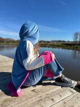 Canguro oversize con capucha, color azul, blanco y fucsia.