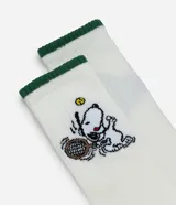 Par de medias de caña larga color blanco, con bordes verdes y estampado del personaje Snoopy jugando al tenis.