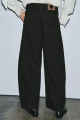 Jeans de tiro medio con corte balloon leg y largo al tobillo. Presenta diseño de cinco bolsillos, cintura con trabillas y cierre frontal con cremallera y botón metálico.