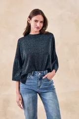 Sweater oversize de lurex color negro con mangas 3/4 con volados.