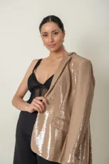 Blazer beige con lentejuelas, de corte recto y entallado, con cierre de un botón.