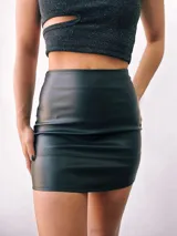 Minifalda negra de cuero sintético, corte ajustado y cintura alta.
