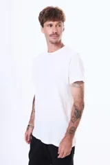 Remera de cuello redondo y manga corta, con diseño básico y calce cómodo.