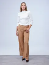 Pantalón de vestir de pierna ancha color marrón, marca Zac & Rachel. Presenta pretina ancha con aplique de botones y bolsillos simulados con tachas.