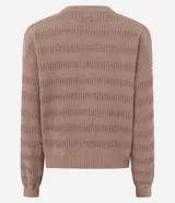 Blusa de punto ligero color beige, con diseño de rayas horizontales texturizadas, cuello redondo, mangas largas y terminaciones acanaladas en puños y ruedo.
