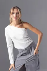 Top blanco de un solo hombro con manga larga.