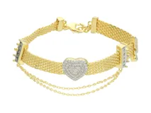 Pulsera dorada con eslabones tipo malla y dije central de corazón con incrustaciones de strass. Doble cadena colgante en los laterales.
