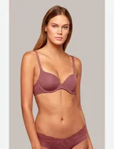 Soutien de lycra color rosa, con aro y copa preformada. Breteles fijos regulables.