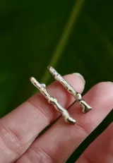 Par de aros plateados con forma de rama de olivo, hechos en alpaca.