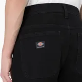 Pantalón negro de corte recto, con bolsillos laterales y traseros.