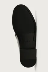 Mocasín de vestir color marrón oscuro, fabricado en cuero, con detalle de antifaz en el empeine y suela a tono con ligero tacón.