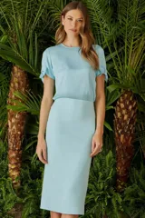 Falda midi celeste de corte recto.