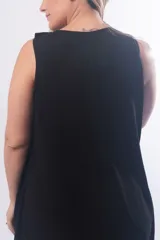 Camisón maternal sin mangas, color negro, con cuello redondo y detalle de botones en los hombros para facilitar la lactancia. Diseño holgado y cómodo.