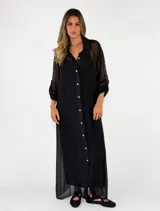 Vestido largo negro de viscosa transparente, de corte holgado, con cuello camisero y cierre frontal de botones.