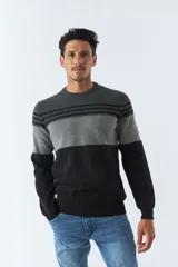 Sweater de punto para hombre, con cuello redondo y diseño a bloques de color gris oscuro, gris claro y negro. Tiene puños acanalados.