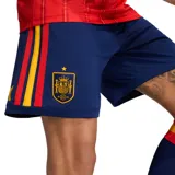 Short de fútbol Adidas de la selección española, modelo Home 2026. Diseño azul marino con detalles en rojo y amarillo en los laterales. Incluye escudo de España y logo de Adidas.
