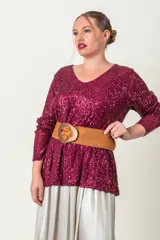 Blusa de fiesta color borgoña cubierta de lentejuelas, con escote en V y mangas largas.