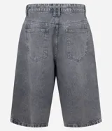 Bermuda de jean para hombre, modelo super baggy, con lavado dirty y cinturón de lazo en la cintura.