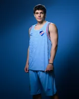 Camiseta de básquet Umbro de edición especial del Club Nacional de Football, color celeste con detalles en azul, blanco y rojo en el cuello y las sisas. Presenta el logo de Umbro y el escudo del club bordados en el pecho.