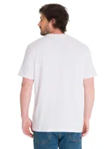 Remera blanca de manga corta y cuello redondo Caterpillar, con estampa gráfica frontal de líneas diagonales amarillas y logo 'CAT' en negro.