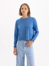 Sweater de punto color azul, con cuello redondo, mangas largas y detalle de costura decorativa en contraste en los puños y el ruedo.