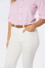 Pantalón blanco de jean, tiro medio, corte recto y cinco bolsillos.