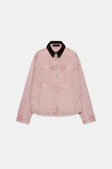 Cazadora de denim efecto lavado color rosado, con cuello solapa de pana marrón, cierre frontal con botones metálicos y bolsillos delanteros de plastrón.