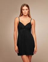 Chemise negra de seda fría con breteles finos regulables y apliques de encaje en el escote y el ruedo.