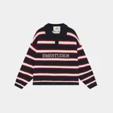 Sweater de punto color azul marino con rayas horizontales blancas y rojas. Tiene cuello polo, abertura en el escote y el logo "EMESTUDIOS" bordado en el pecho. Presenta un corte corto.