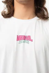 Remera blanca de algodón con estampado en la espalda que muestra un dibujo de un personaje con micrófono señalando una tierra plana con el texto "The Earth is Flat".