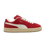 Championes Puma Suede XL de color rojo, confeccionados en gamuza con suela de goma texturizada en tono beige y detalles en blanco.