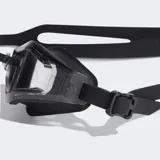 Lentes de natación Adidas modelo Ripstream, con montura de silicona moldeada de color negro y lentes transparentes con tratamiento antivaho. Presentan un diseño geométrico y correa dividida ajustable.