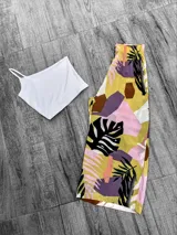 Pantalón palazzo tobillero con estampado de hojas en tonos amarillo, rosa, marrón, negro y violeta.