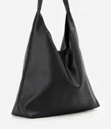Cartera hobo grande de poliuretano color verde militar, con diseño slouchy, base estructurada y una única asa larga para llevar al hombro. Cuenta con cierre de botón a presión y amplio compartimento interior.