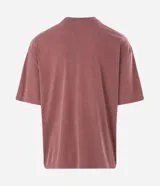 Remera de algodón con cuello redondo y manga corta, presenta un diseño estampado frontal con la frase 'Silent Disorder' en tipografía moderna sobre un gráfico abstracto.