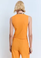 Top de algodón color naranja, sin mangas, con tirantes anchos, escote recto y cierre frontal con botones.