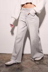 Pantalón de jean celeste de corte wide leg con terminación desflecada.