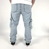 Pantalón jean celeste de corte recto con bolsillos cargo laterales con fuelle.