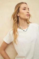 Remera de manga corta, cuello redondo, calce holgado, confeccionada en algodón.