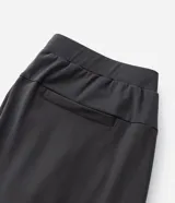 Pantalón deportivo de corte recto y ajuste cómodo, confeccionado en tejido técnico de poliéster y elastano. Presenta cintura elástica con cordón ajustable, bolsillos laterales y acabado liso con diseño funcional.