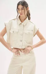 Chaleco crudo con detalle de botón en hombros, de corte cropped y confeccionado en algodón.